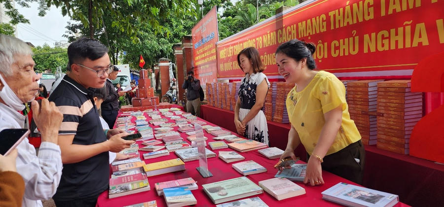 Người dân tham quan tại triển lãm sách phục vụ xe Thư viện lưu động “Ánh sáng tri thức” trong ngày lễ Quốc khánh 2/9 (ảnh: Đại Đậu)