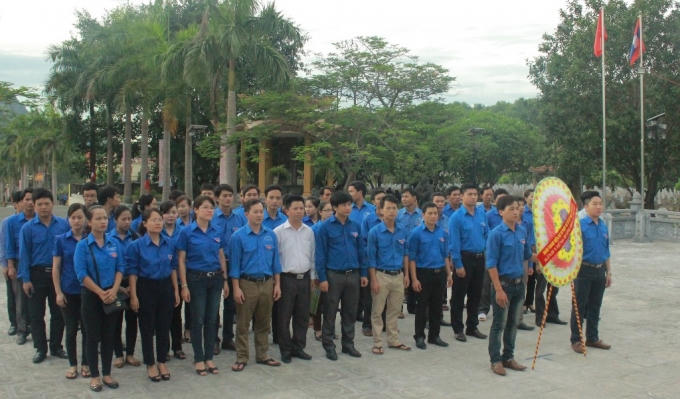 Ban chấp hành đoàn Bộ Tư pháp cùng đoàn thanh niên Sở Tư pháp Nghệ An, đoàn thanh niên huyện Anh Sơn viếng, dâng hương tại nghĩa trang liệt sĩ Việt - Lào.
