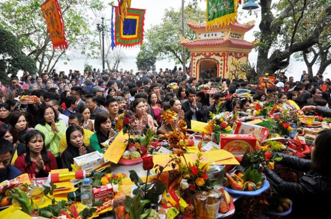Những ngày đầu nă mới 2019, du khách thập phương chen chân đến Phủ Tây Hồ làm lễ cầu may.