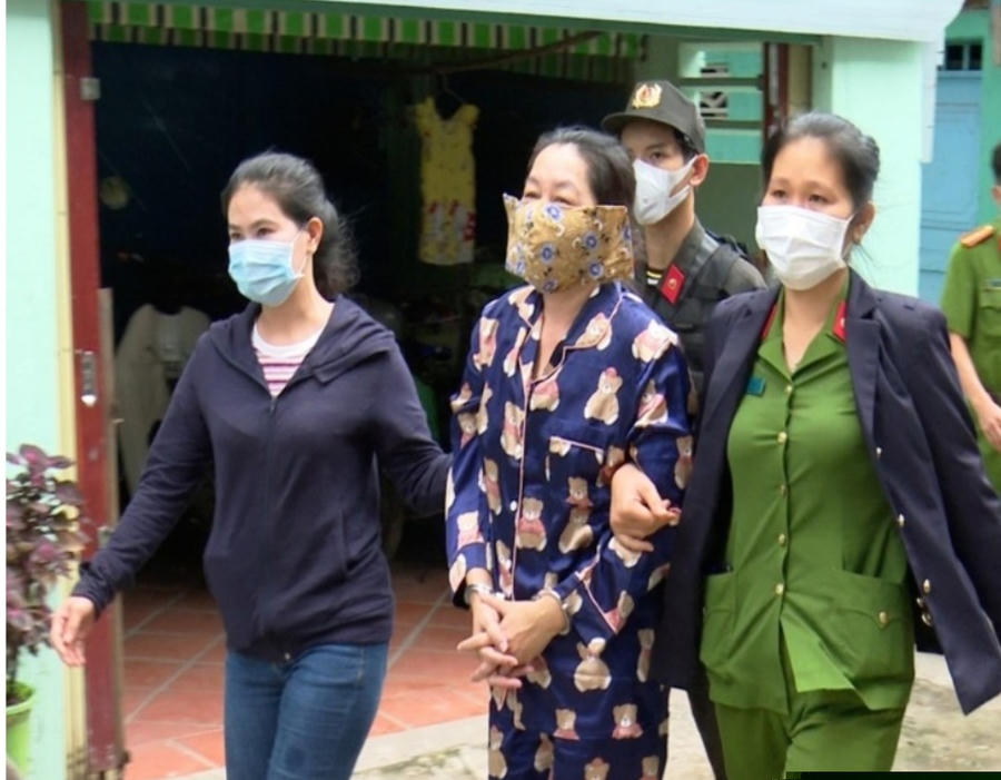 Dẫn giải và đọc lệnh khám xét nhà Nguyễn Thị Kim Hạnh. Ảnh: Công An an Giang