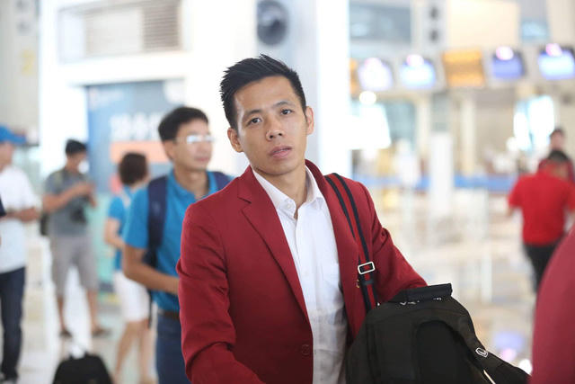 Thủ quân Văn Quyết không giấu được sự mệt mỏi và buồn bã