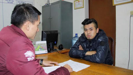 Nghi can Nguyễn Trung Hiếu tại cơ quan công an - Ảnh Đ. Huy