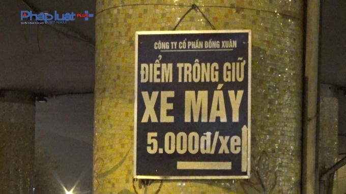 Biển báo chỉ trông giữ xe máy thuộc Công ty Cổ phần Đồng Xuân.