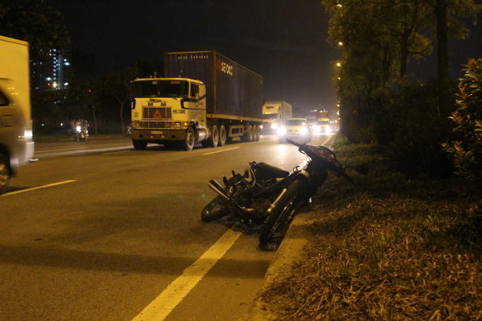 Chiếc xe máy lao đi sau va quẹt với xe máy.