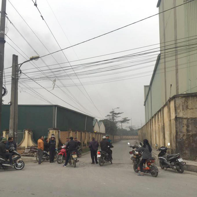 Mặc dù sáng ngày 27 Tết nhưng rất đông người dân chứng kiến vụ nổ.