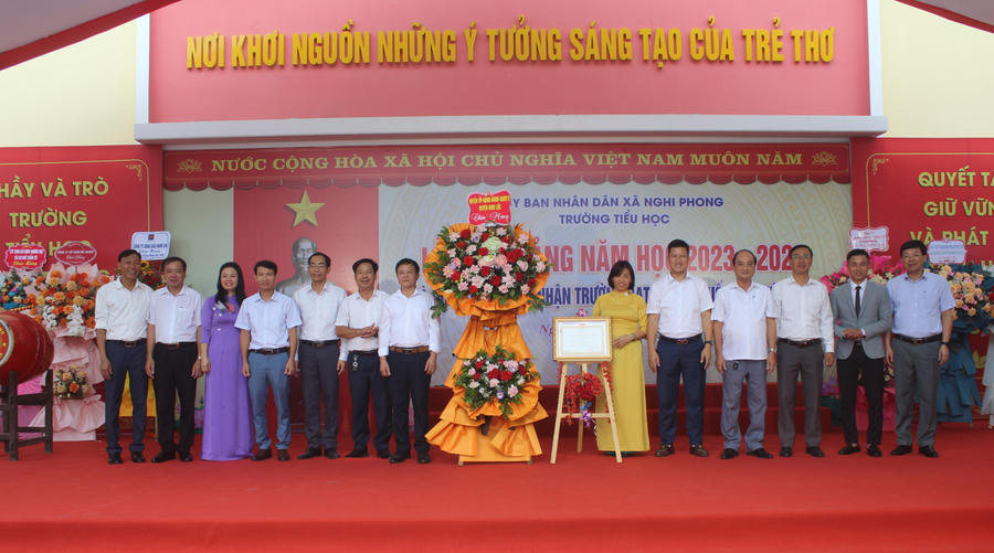 Trường Tiểu học Nghi Phong (Nghi Lộc - Nghệ An) đón bằng công nhận trường Chuẩn Quốc gia mức độ 2.)