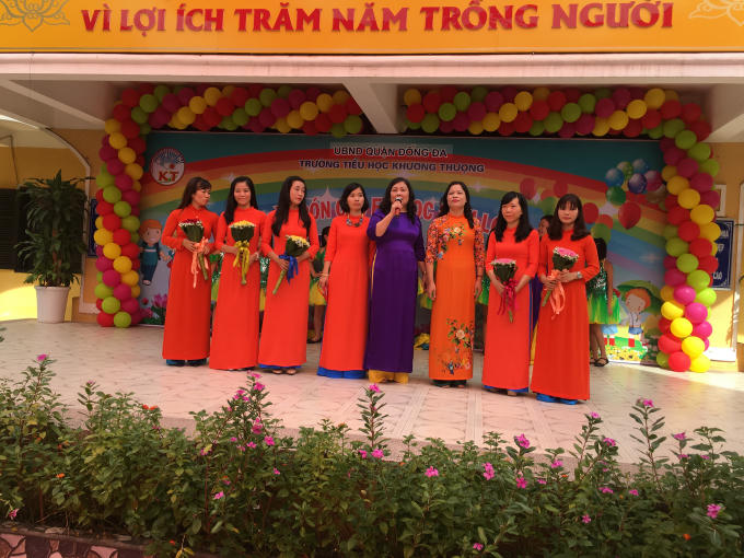 Ban Gi&aacute;m hiệu Nh&agrave; trường c&ugrave;ng c&aacute;c c&ocirc; gi&aacute;o chủ nhiệm lớp 1 năm học 2017- 2018.&nbsp;