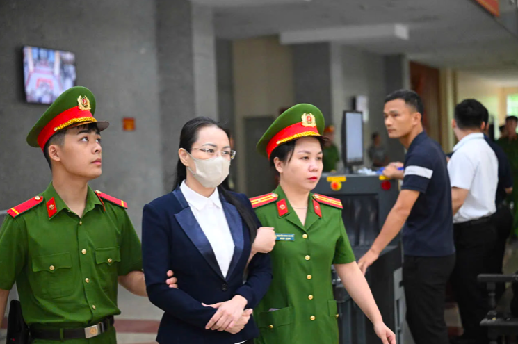 Cảnh sát áp giải bị cáo Hương Trần Kiều Dung, cựu Tổng giám đốc FLC, đến tòa.