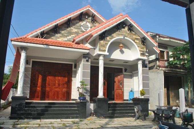 Ngôi nhà này của ông Hồ Minh Nhựt (46 tuổi, thôn Háo Đức), chủ vườn mai lớn nhất thôn, giá trị khoảng 1,6 tỉ đồng. Nhờ cây mai, ở xã Nhơn An bây giờ những ngôi nhà thế này mọc lên ngày càng nhiều.