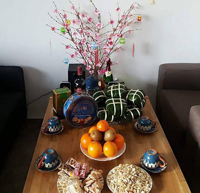 Tết của người Việt Nam xa xứ cũng đầy đủ cành đào đỏ thắm, chiếc bánh chưng xanh, trà, mứt...