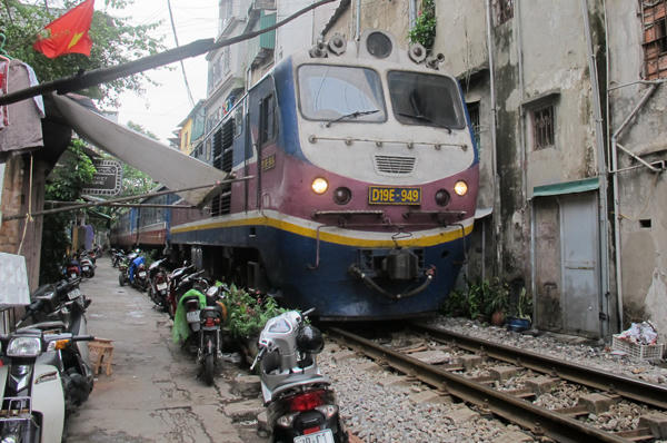 Hà Nội là địa phương đang có tình trạng vi phạm trật tự hành lang ATGT đường sắt thuộc diện phức tạp nhất cả nước. (Ảnh: báo Giao thông)