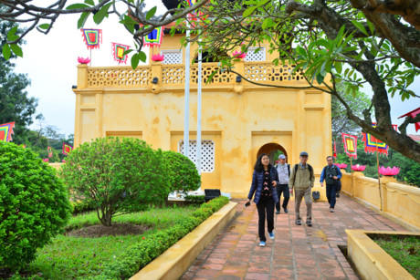 Ông Trần Việt Anh, Giám đốc Trung tâm Bảo tồn di sản Thăng Long cho hay đây là việc bảo quản di tích thường kỳ, vẫn được thực hiện hàng năm. Hoạt động này đã được các chuyên gia và cơ quan chức năng thẩm định, phê duyệt.