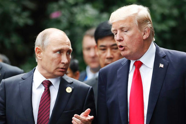 Tổng thống Putin (trái) trò chuyện với Tổng thống Trump khi dự hội nghị cấp cao APEC tại Việt Nam (Ảnh: Reuters)