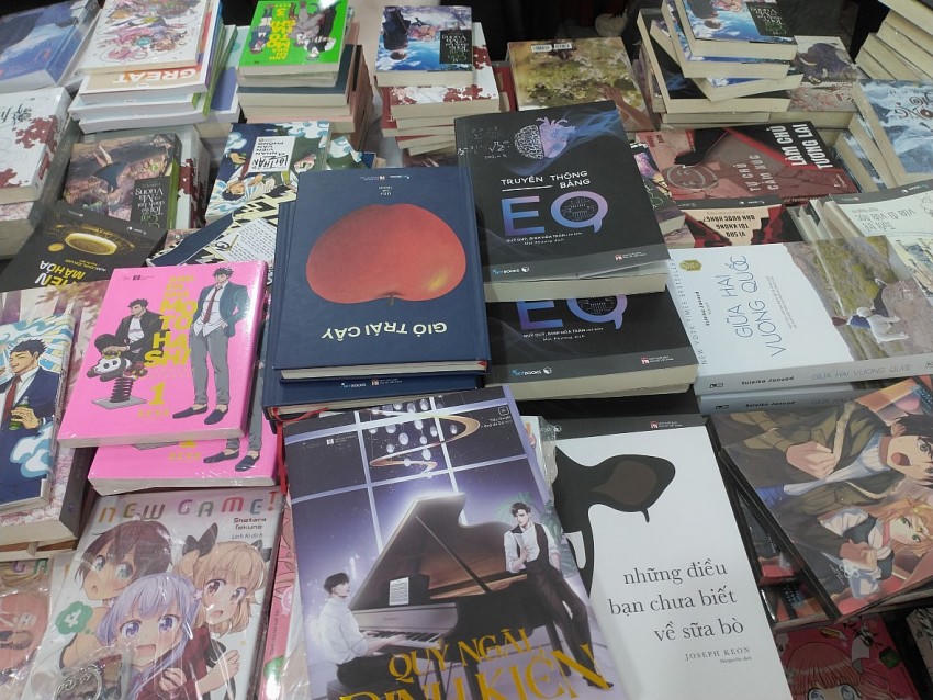 Một số đầu sách được trưng bày tại hội sách của nhà sách AZ Việt Nam