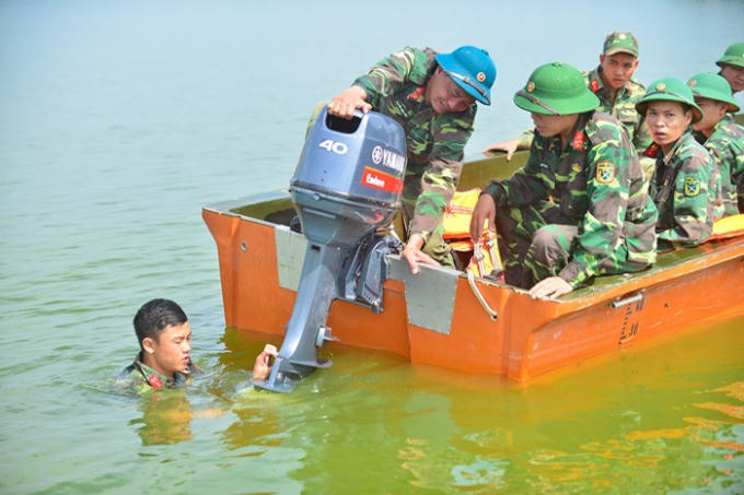 Trước tình hình trên, Ban chỉ huy quân sự huyện Chương Mỹ cũng cử lực lượng thường trực đưa các đoàn lãnh đạo Thành phố, huyện, các đoàn thiện nguyện đi thăm, tặng quà, động viên nhân dân vùng lũ.