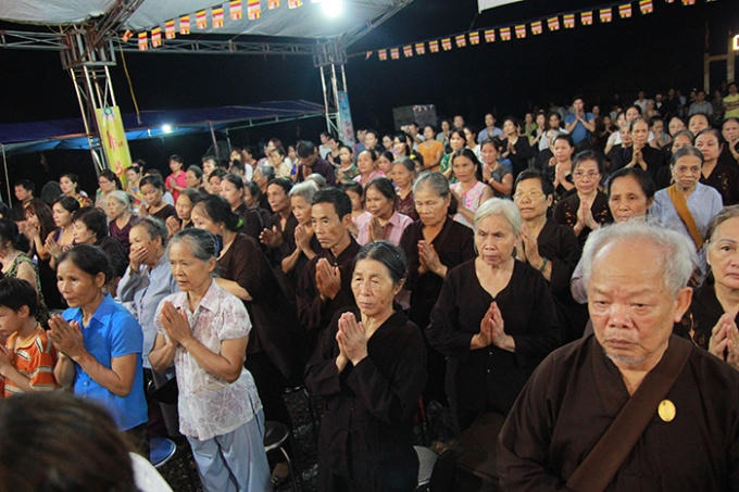 Buổi Đại Lễ diễn ra tối ngày 4/7 âm lịch (tức 6/8 dương lịch) đã thu hút hàng trăm tăng ni, phật tử cùng tham dự.