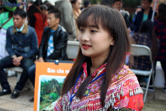 Thiếu nữ người Mông duyên dáng trong trang phục truyền thống. (Ảnh: Đức Biên)