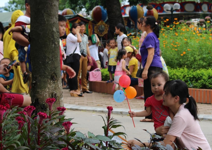 Nghỉ ngơi dưới bóng mát để tiếp tục đi xem thú.