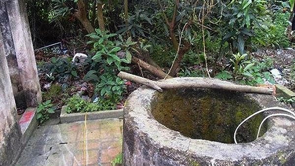 Do mâu thuẫn về tiền bạc với vợ, người chồng đã mang con ném xuống giếng (ảnh minh họa).