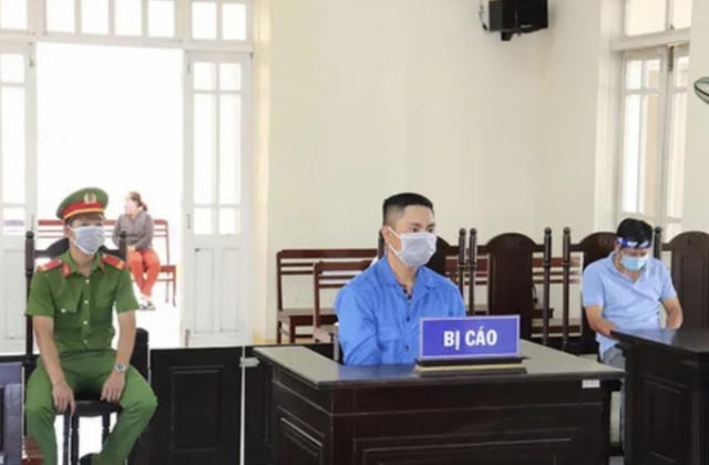 Không chấp hành quy định phòng dịch, còn dùng mũ bảo hiểm tấn công cán bộ