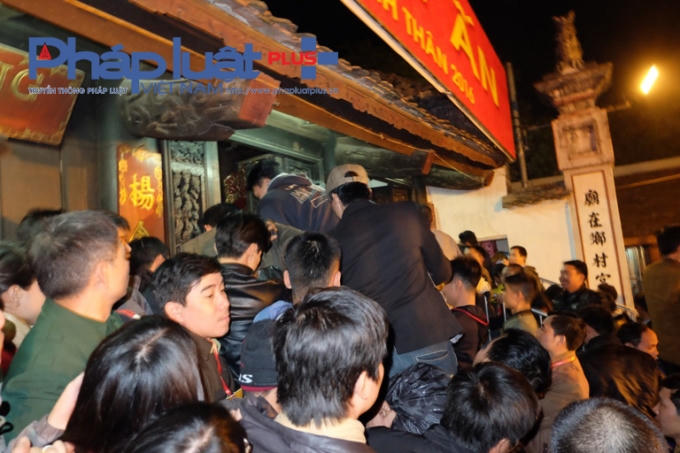Tranh cướp lộc gây hỗn loạn tại lễ khai Ấn đền Trần Nam Định