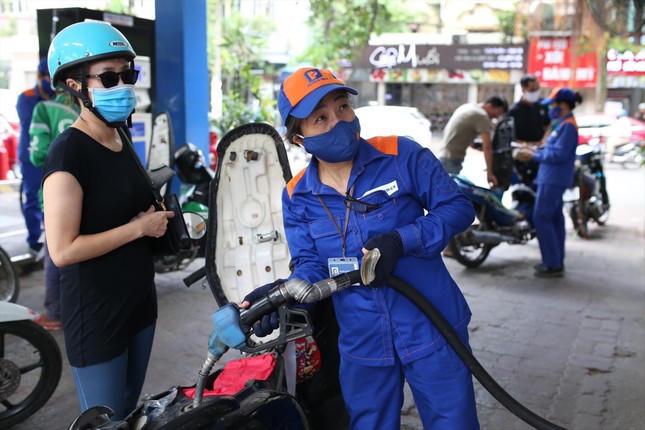 Nhiều kiến nghị đề xuất giảm thuế để giảm giá xăng, dầu. Ảnh: Như Ý