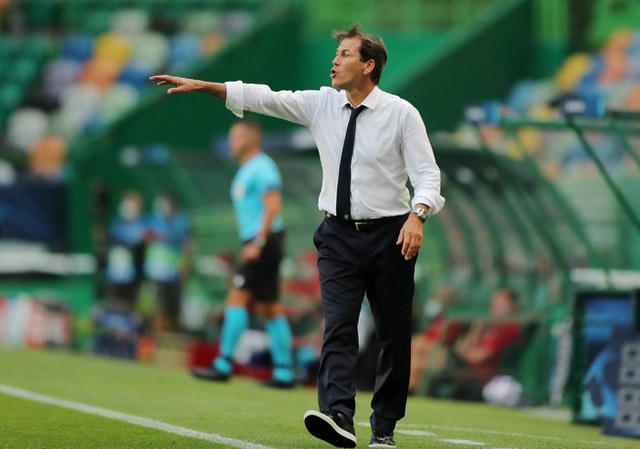 HLV Rudi Garcia cũng liên tục hò hét chỉ đạo các học trò thi đấu