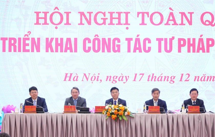Phó Thủ tướng Lê Thành Long, Bộ trưởng Nguyễn Hải Ninh, các Thứ trưởng: Nguyễn Khánh Ngọc, Nguyễn Thanh Tịnh, Mai Lương Khôi chủ trì Hội nghị.