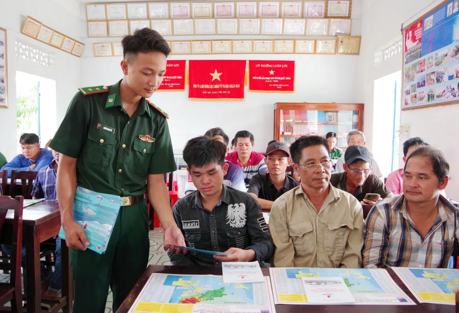 BĐBP Cà Mau phát tờ rơi tuyên truyền pháp luật về khai thác thủy sản, chống khai thác IUU cho chủ tàu, ngư dân xã Sông Đốc.