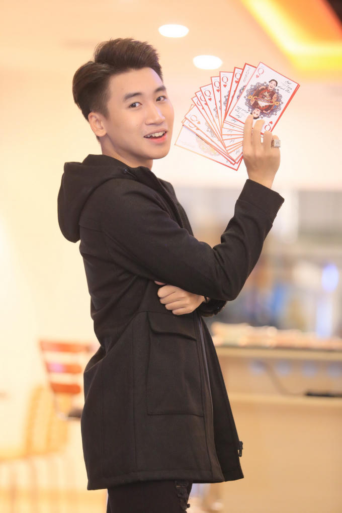 Hot Vlogger Huy Cung cũng rất háo hức được đến khám phá “Ngôi Làng Hạnh Phúc”, nơi hàng loạt những câu chuyện dở khóc dở cười liên tiếp xảy ra sau khi xuất hiện bảo bối “Quên Sầu”.