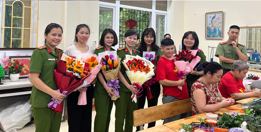 Các cán bộ , chiến sĩ chụp ảnh cùng những bó hoa tươi thắm được làm từ bàn tay các bệnh nhân.
