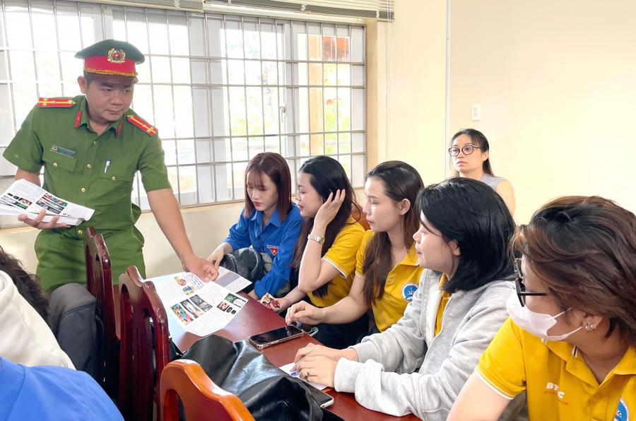 Cán bộ Phòng Cảnh sát điều tra tội phạm về ma túy Công an Bạc Liêu, phát tờ rơi tuyên truyền.