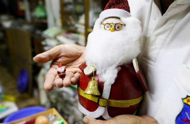 Ngoài ra ông còn sử dụng cả trứng chim sẻ, ba ba, đà điểu, ngỗng. Trong ảnh là tạo mẫu nhân vật ông già Noel bằng trứng đà điểu và trứng chim sẻ.