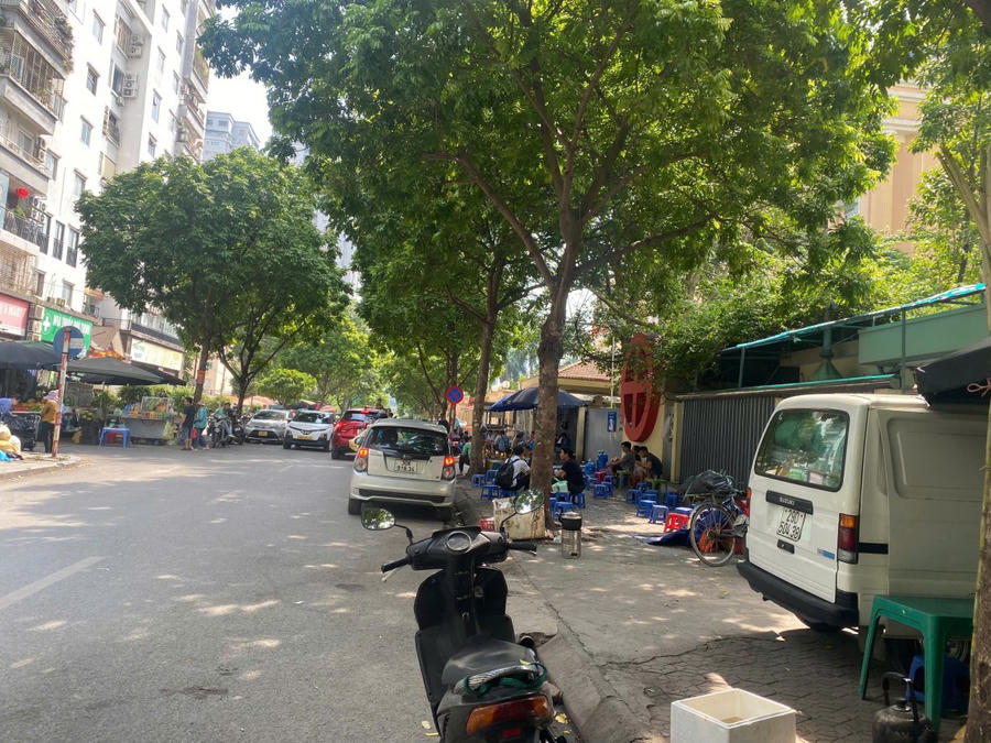 Các quán trà đá sử dụng vỉa hè làm nơi kinh doanh mọc lên như nấm xung quanh bệnh Viện Huyết học Trung ương.