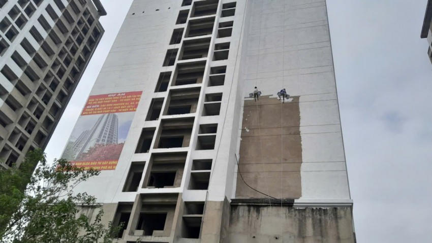 Hiện nay mặt ngoài các khối nhà này đang được chủ đầu tư sơn màu trắng.