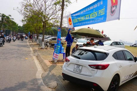 Dưới cái nắng dịp của mùa xuân, CBCS Công an quận Tây Hồ vẫn tập trung làm việc tại điểm trông giữ xe ô tô miễn phí