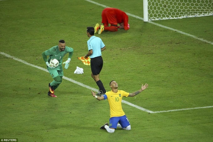 Brazil lần đầu tiên giành HCV môn bóng đá nam Thế vận hội sau khi vượt qua Olympic Đức ở loạt luân lưu cân não trong trận chung kết kéo dài 120 phút (hòa 1-1 trong 2 hiệp chính và 2 hiệp phụ).