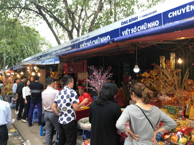 Rất nhiều khu vực được bố trí sẵn phục vụ du khách viết chữ Nho.
