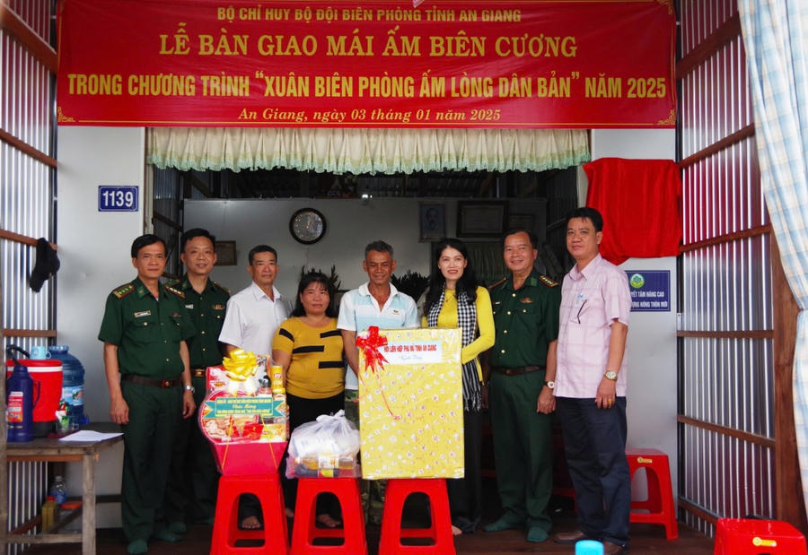Trao nhà “Mái ấm biên cương”