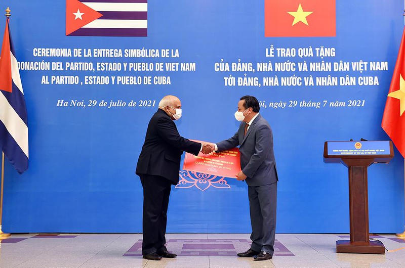 Đảng bộ, chính quyền, nhân dân Thủ đô Hà Nội tặng nhân dân Thủ đô La Habana của Cuba 2.000 tấn gạo. Ảnh: VGP/Nhật Bắc.