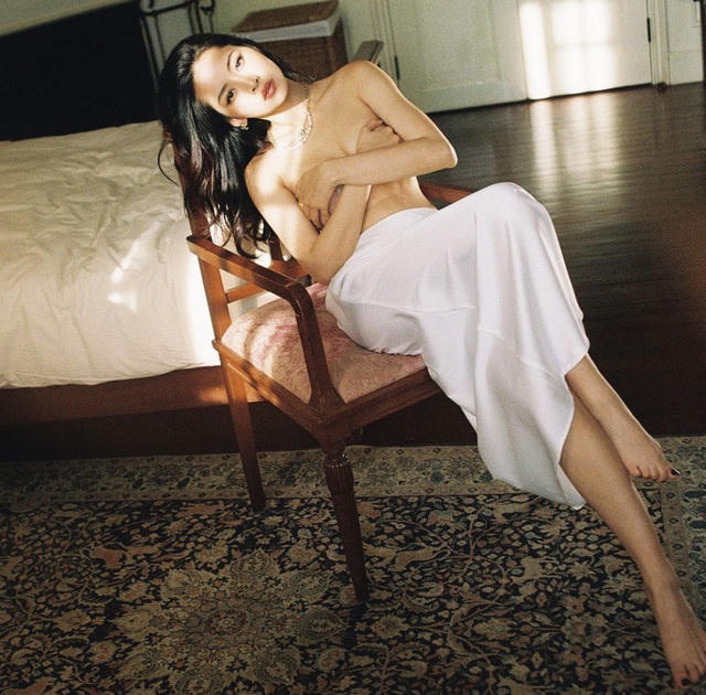 Một bức ảnh nude khá có hồn của Chi Pu.