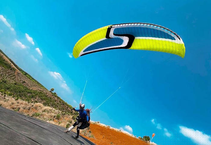 Tổ chức bay dù lượn khi chưa được cơ quan chức năng tỉnh Lâm Đồng cấp phép.