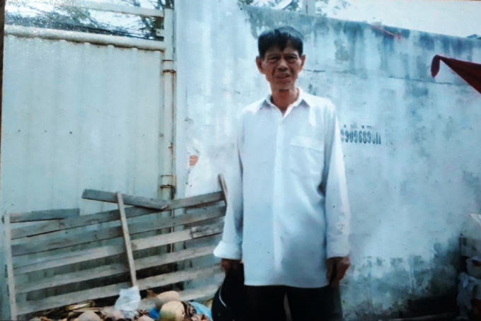 Ông Trần Văn Sáu trên phần đất được cho rằng đã chuyển nhượng của bà Ao nhưng nay đã được sang bán cho nhiều người