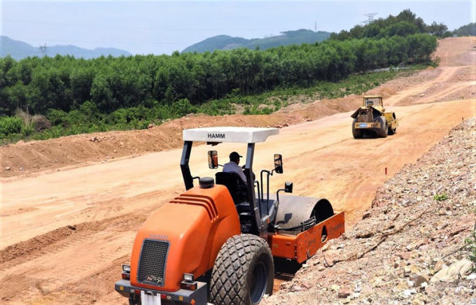 Xe máy thi công trên công trường cao tốc Bắc - Nam, đoạn Cam Lộ - La Sơn.