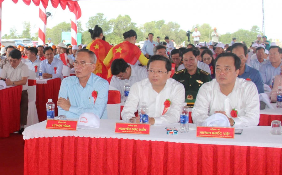 Đại biểu tham dự lễ thông xe cầu Gành Hào.