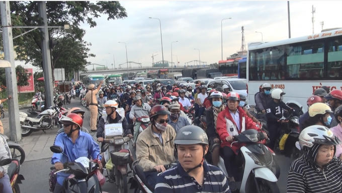 Lực lượng chức năng phân luồng giao thông trước và trong bến xe (Ảnh: Hà Bắc)