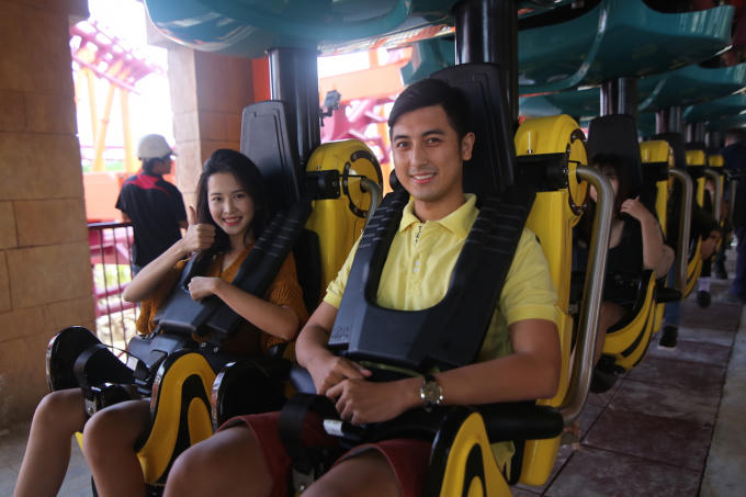  Tàu lượn dạng treo lớn nhất Việt Nam với chiều dài đường ray lên tới 689m và có 20 chỗ ngồi