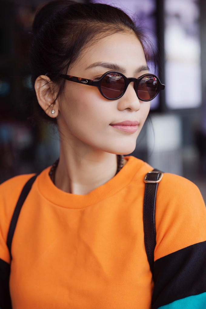 Diện chiếc áo thun dài tay màu sắc trẻ trung cùng chiếc váy xếp ly nữ tính, Trương Thị May khoe khéo hình ảnh mới mẻ của mình và sự biến hóa liên tục mỗi khi xuất hiện.