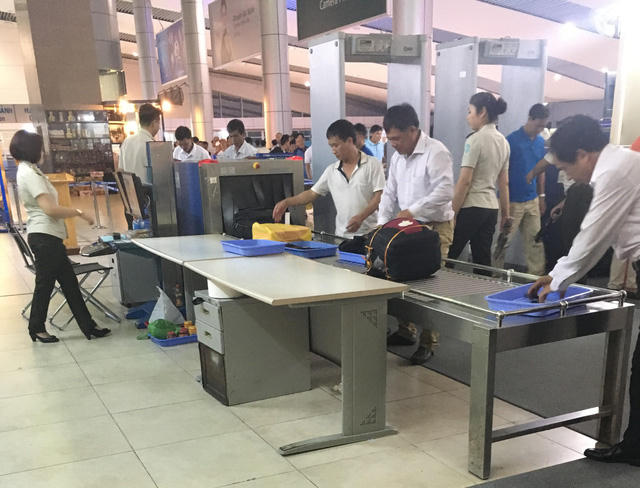 An ninh soi chiếu l&agrave; một trong những khoản ph&iacute; tăng l&ecirc;n từ 1/10.