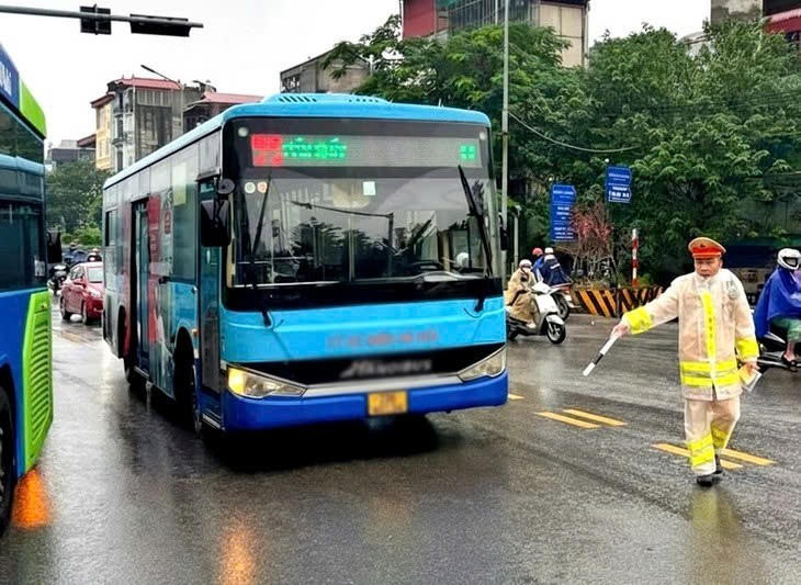 CSGT Hà Nội xử lý loạt xe buýt chạy không đúng lộ trình gây ùn ứ.